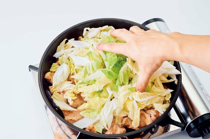 フライパンに野菜入れる