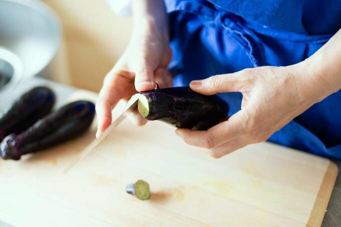 ナスを切る様子