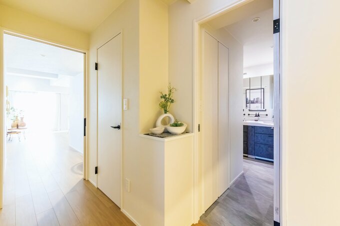 廊下からリビングダイニングには2つの動線がある