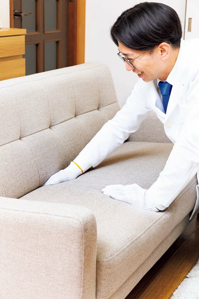 ソファの掃除する男性