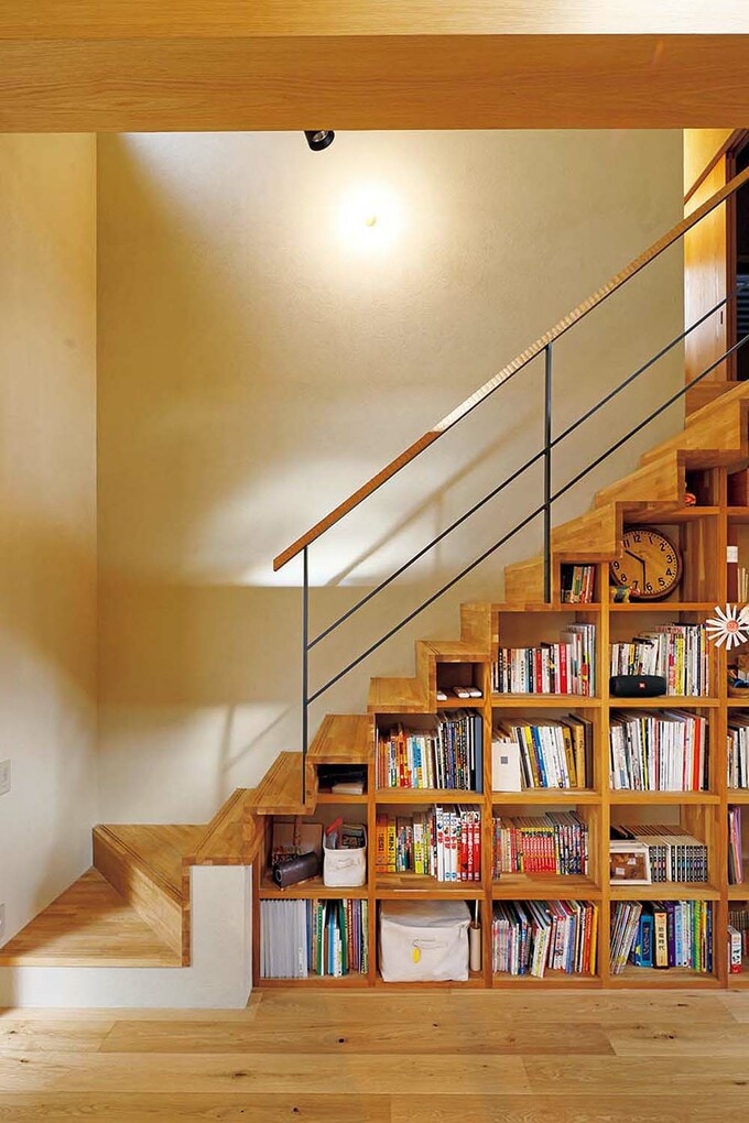 階段下を利用した、家族みんなの本棚