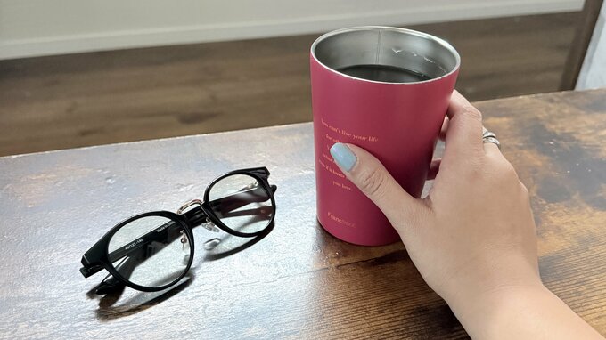 タンブラーとメガネ