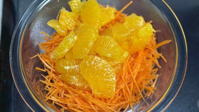 ニンジンとハッサクをボウルに入れている画像