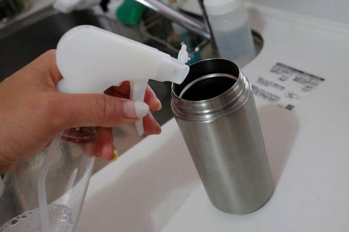 水筒とスプレー容器