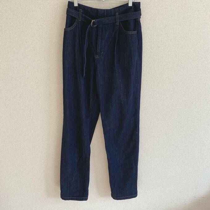 ベルテッドプリーツジーンズ