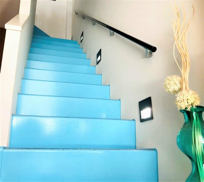 鉄板の階段は水色