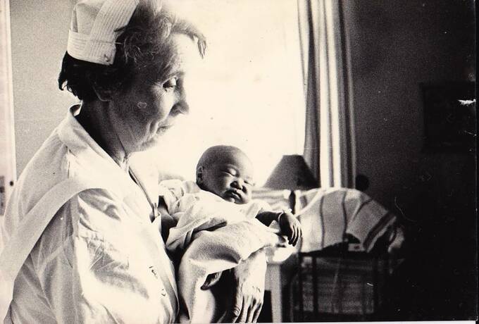 白黒写真に赤ちゃん