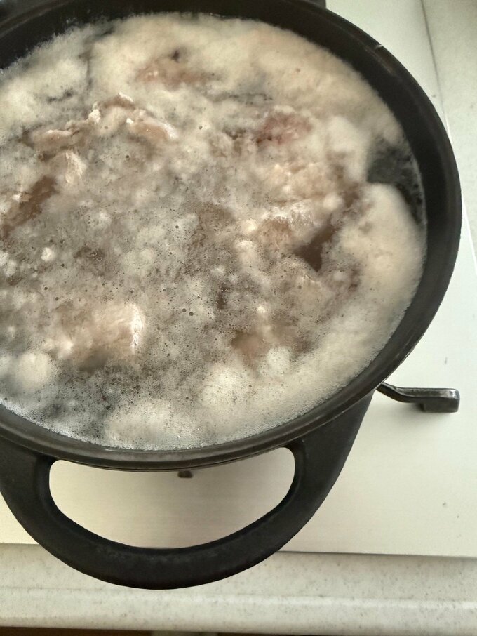 下処理中の牛すじ