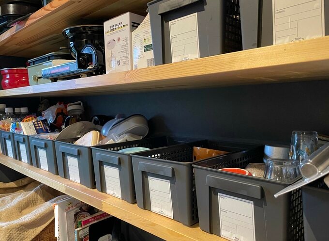 パントリーに並ぶ収納ボックス