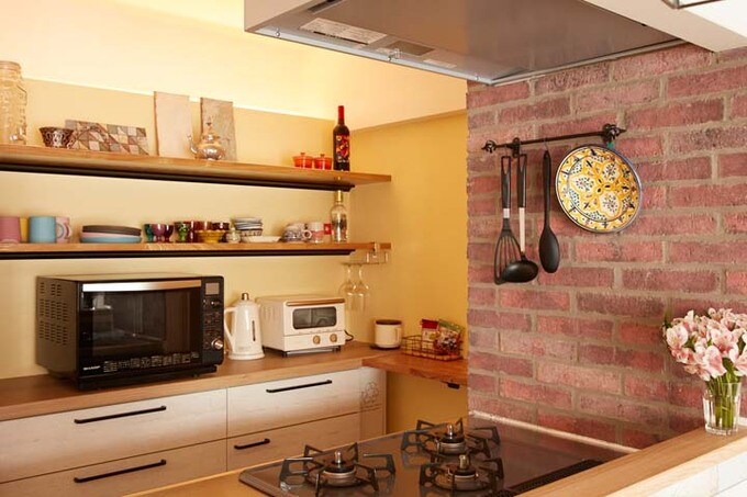 イエローのクロスを2面にあしらったモロッコ風キッチン