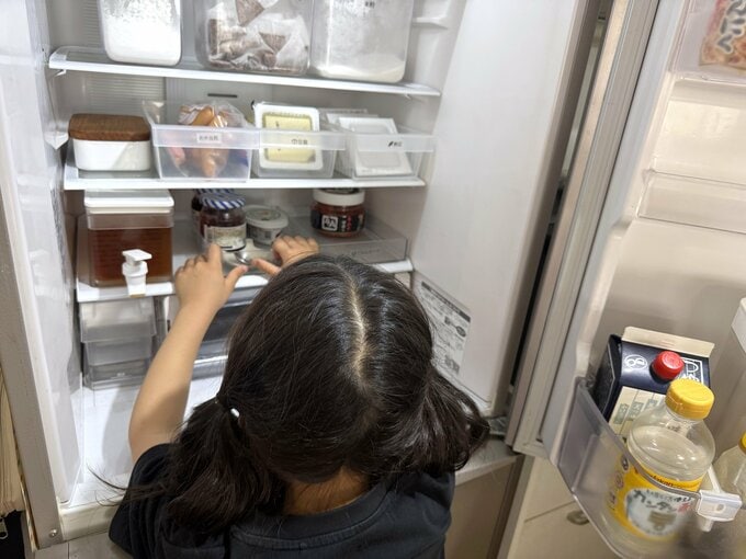 子どもが食べ物をとる様子
