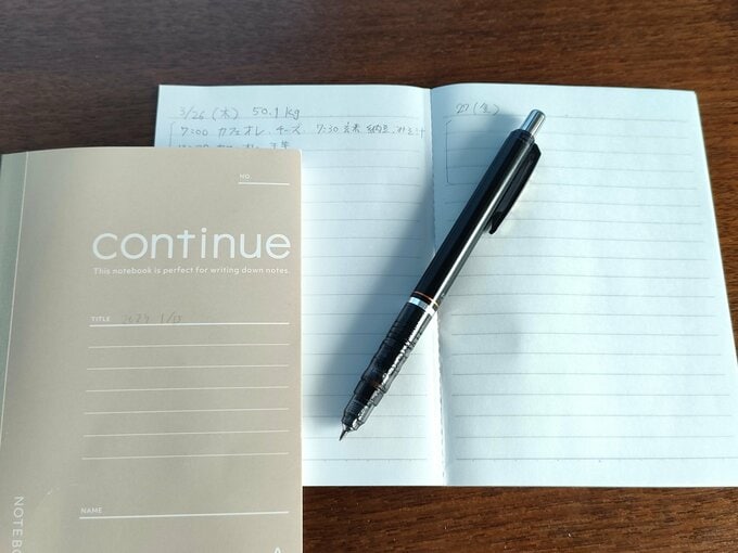 A6サイズのノートに食事と体重を記録します。日記帳と兼用