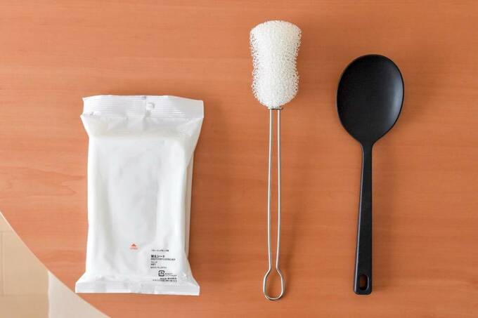 ウェットシートとスポンジと調理スプーン