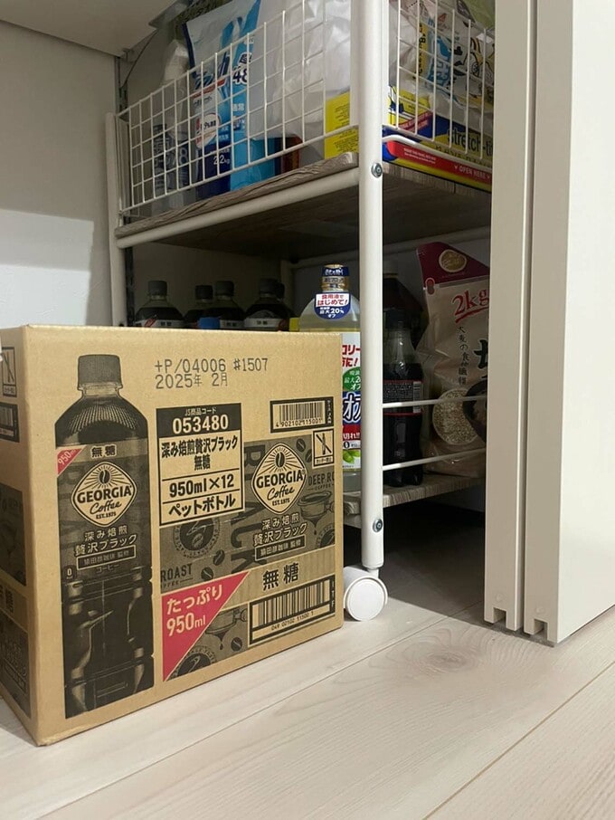 パントリーに箱ごと収納した飲み物