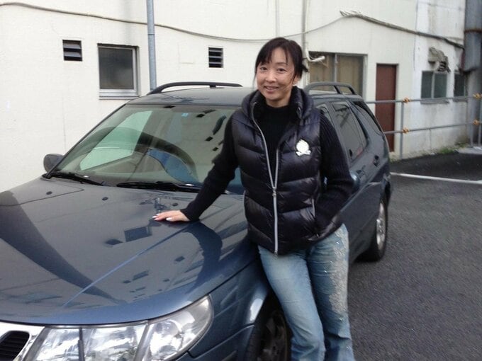 車の前に立つ川上麻衣子さん
