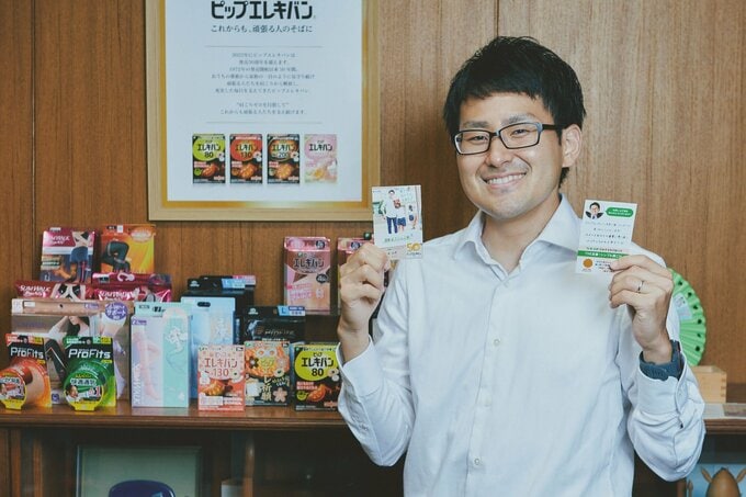 カードを持つ男性