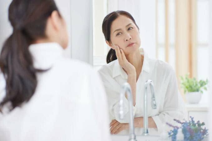 顔をおさえる女性