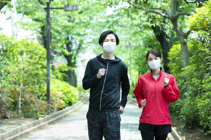 マスクをつけて運動する様子