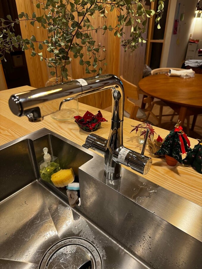 水栓のレバーを伝って水が落ちる