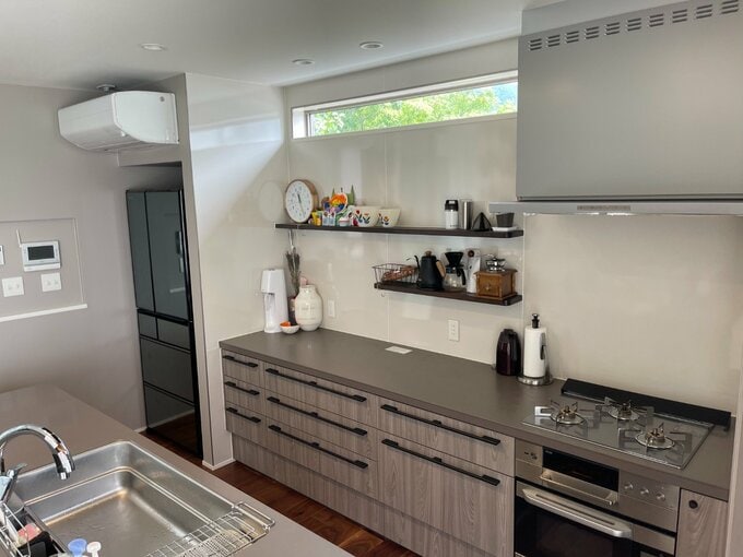 つり収納がなく窓を取りつけたキッチン