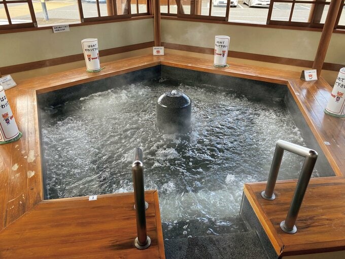 無料の足湯は屋根付きなので、雨天でも気にならない。足の洗い場や鍵の掛かるロッカーもある