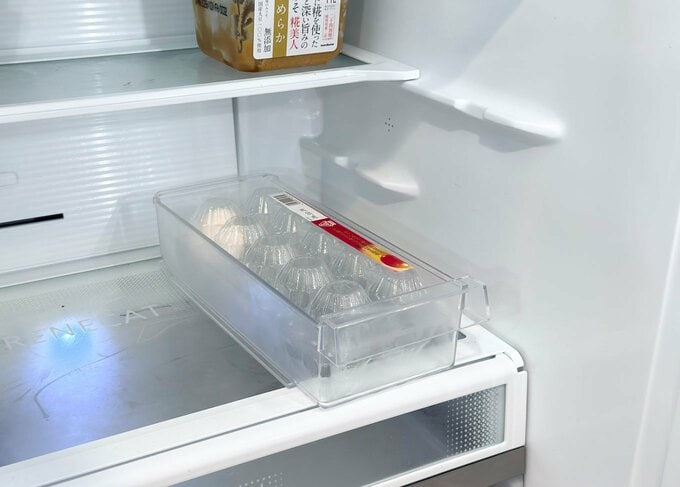 たまごはパックのまま収納。庫内手前の棚は捨てました