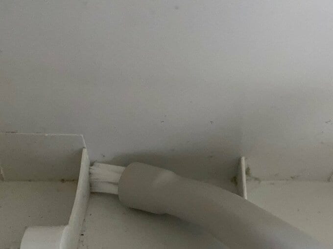 歯ブラシでも入らない縦型洗濯機のフタの溝にフィットします