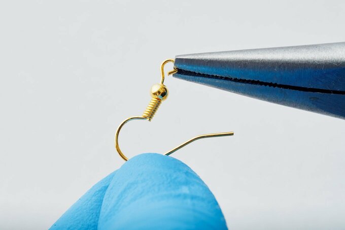 ペンチで金具を開く