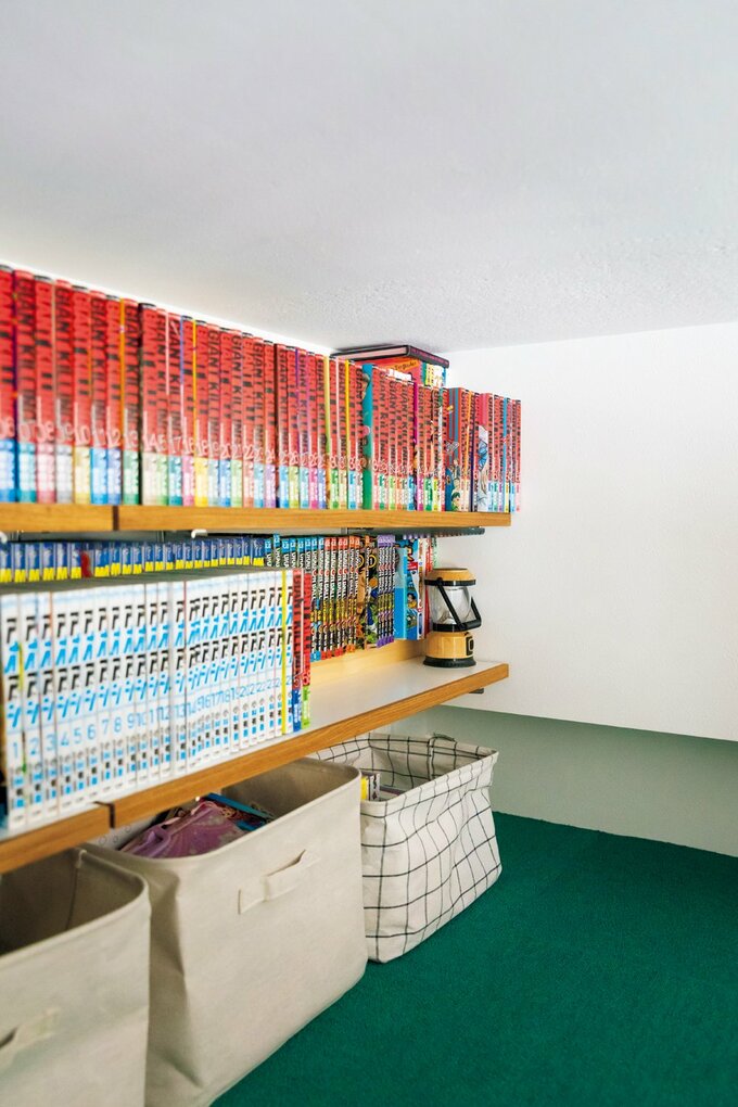 ロフト上段は棚を造作し、コミックや本をたっぷり収納