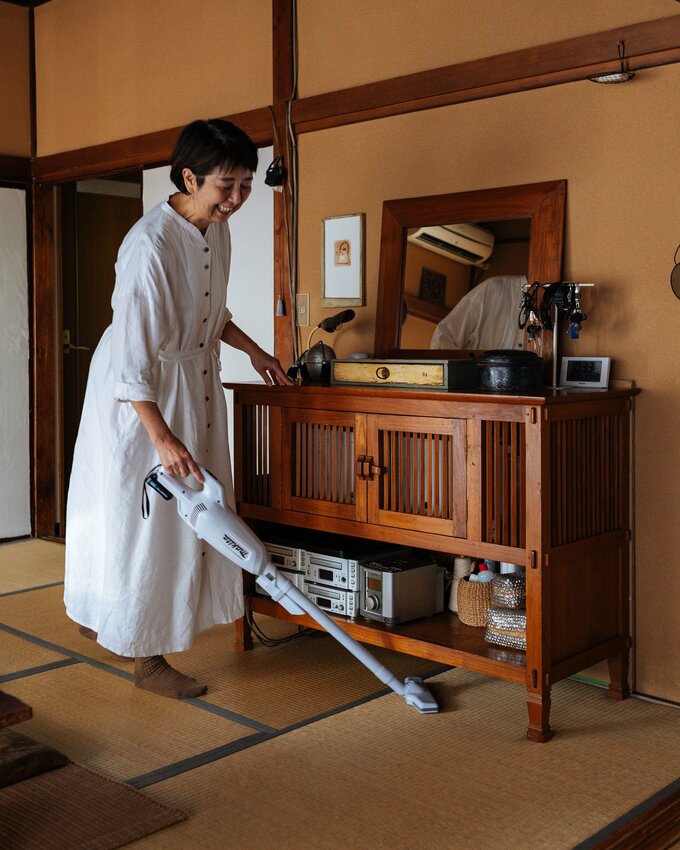 掃除をする女性