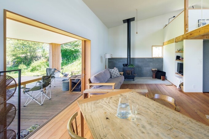 大きなテラス窓で庭とつながるLDK