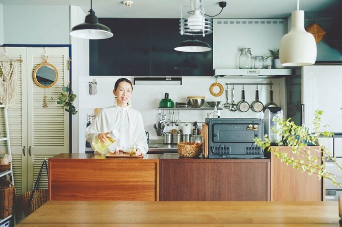 キッチンに立つ女性