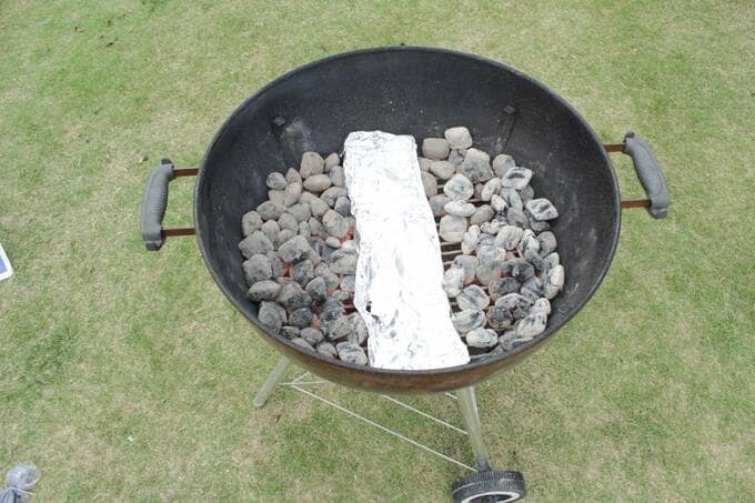 グリルの両サイドに炭を置いて、センターをあけるレイアウト