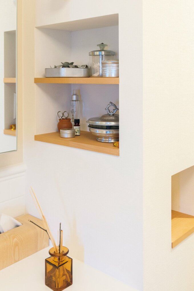 厚みを活用して造作したニッチ