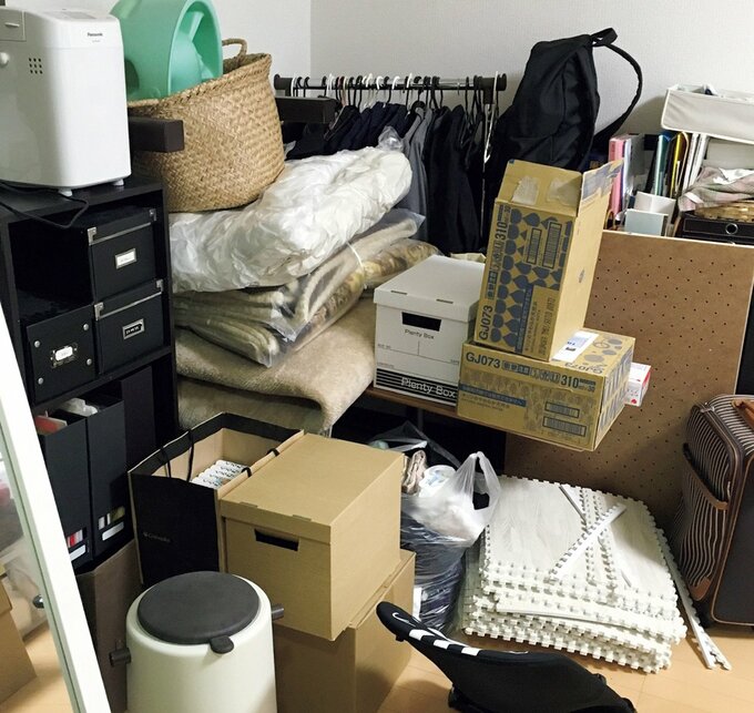 ものにあふれている物置部屋