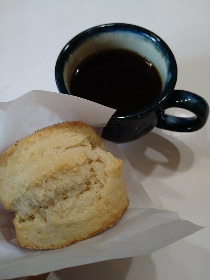 入れたてのコーヒーとスコーン。
