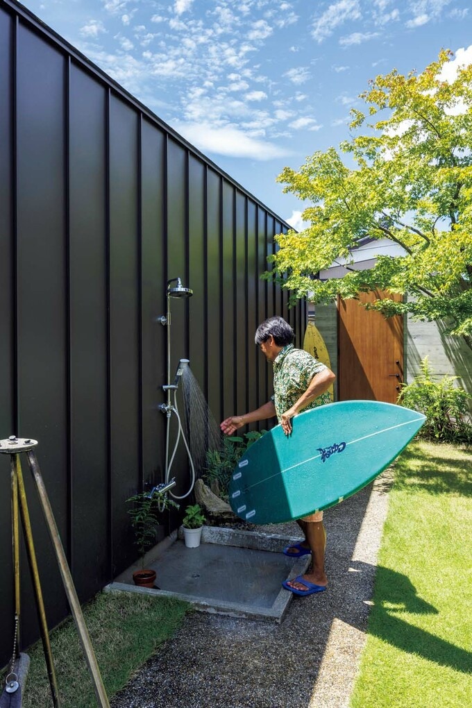 シャワーは道路側の入り口付近に設置