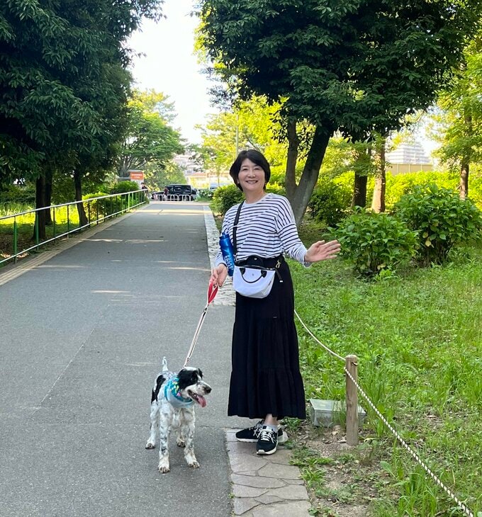 犬の散歩をする中道あんさん