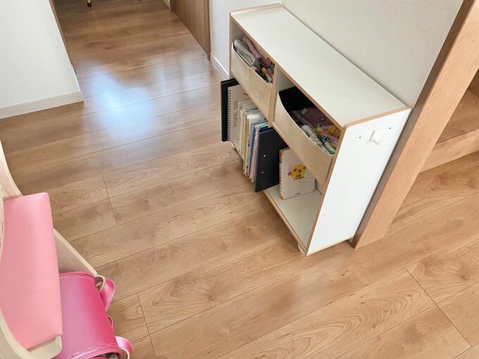 カウンター裏にキャスターつきの収納を置く