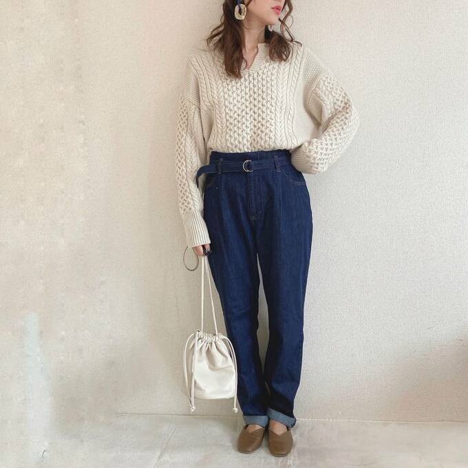 キーネックニットと合わせてきれいめコーデ