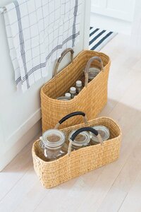 保存ビンや飲料のストックはカゴバッグに入れて涼しげに