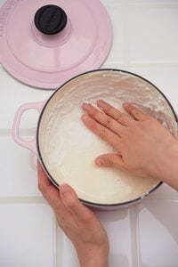 鍋の焦げつきや油汚れに塗って洗い流す
