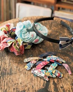 100円グッズと布を合わせてオリジナルのヘアアクセに