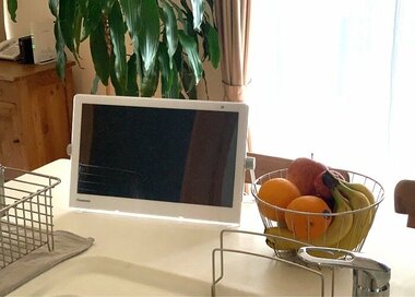 キッチンにも、お風呂にも！持ち運べるテレビで暮らしが変わった