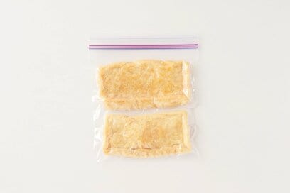 豆腐はつぶして、油揚げは熱湯をかけて冷凍。特売品の上手な保存法