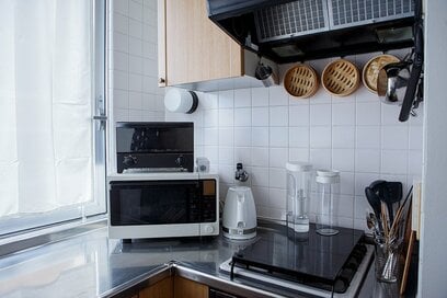 50代ひとり暮らしが「やめてよかった」キッチン収納3つ。3LDKから1LDKに住み替え、ものを減らして快適に