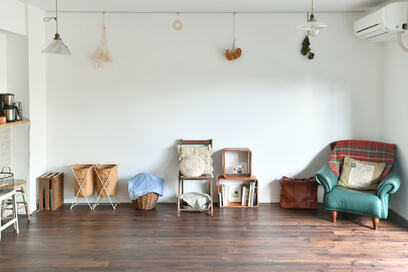 【マンションリノベ事例】工事費500万円でリノベ。アンティークが似合うアカシアフローリングの住まい