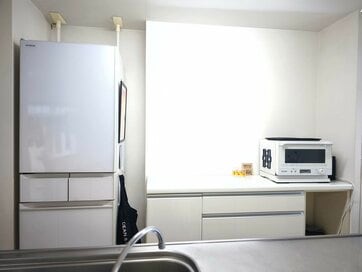 もっと早く処分すればよかった。50代、家がキレイな人が「食器棚の上段」を手放して変わったこと