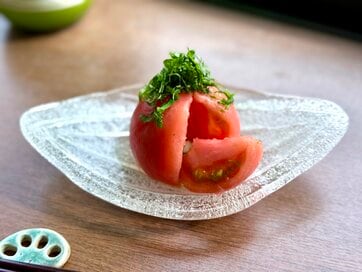 トマト丸ごと1個で見た目も抜群「和風だし漬け」レシピ。ピリッと香るユズコショウがアクセント