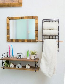 窓がなく暗い洗面所が大変身！現状復帰できるDIYテク